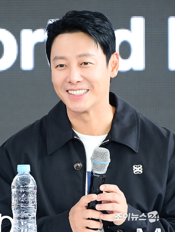 배우 김동욱이 19일 오전 부산광역시 해운대구 우동 영화의 전당에서 열린 제30회 부산국제영화제(BIFF) '윗집 사람들' 오픈토크 행사에 참석하고 있다. [사진=정소희 기자]