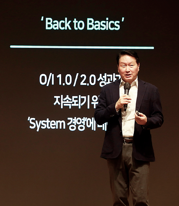 최태원 SK그룹 회장이 8일 경기 이천 SKMS연구소에서 열린 '2025 CEO 세미나'에서 발언하고 있다. [사진=SK그룹]