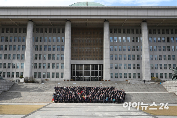 11일 오후 서울 여의도 국회 본청 앞 계단에서 제21대 국회의원 단체사진 촬영이 진행되고 있다. [사진=김성진 기자]