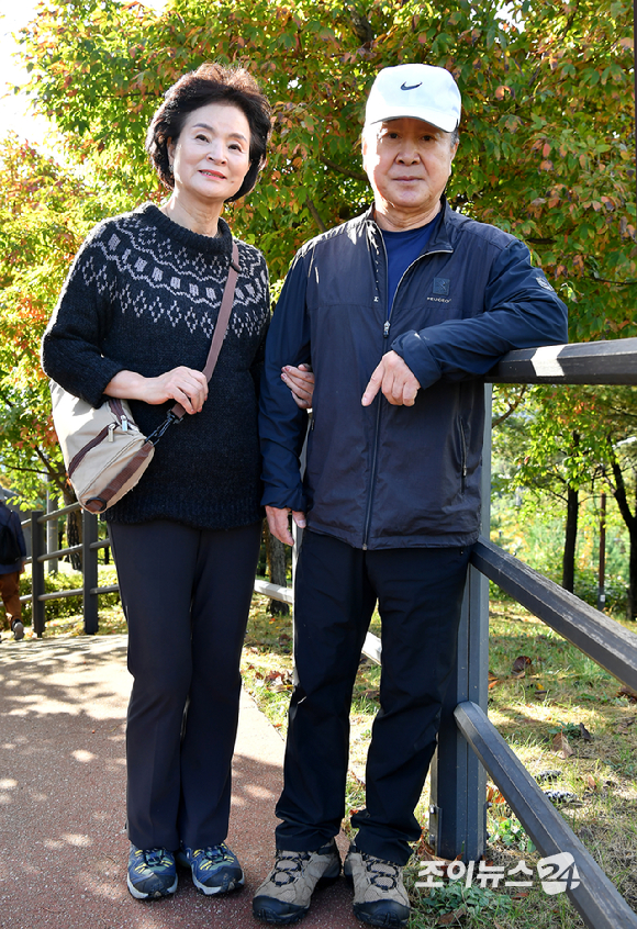 행사에 참가한 김영석·최정옥 부부가 19일 서울 종로구 부암동 백사실 계곡에서 진행된 조이뉴스24가 주최하는 '스타 고우리와 함께 하는 제10회 희망찾기 등산·트레킹 교실'에 앞서 기념촬영을 하고 있다. [사진=곽영래 기자]