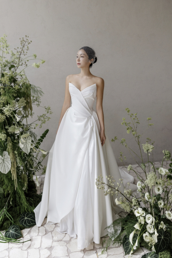 배우 김옥빈이 11월 16일 결혼을 앞두고 웨딩화보를 공개했다. [사진=고스트스튜디오]