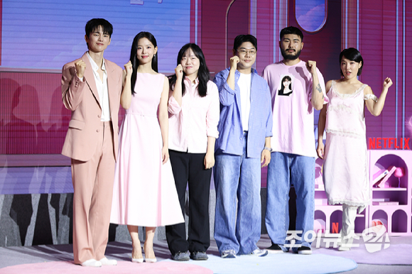 배우 서인국, 강한나, 김노은 PD, 원승재 PD, 가수 카더가든, 코미디언 이은지가 1일 오전 서울 마포구 호텔 나루 서울 엠갤러리에서 진행된 넷플릭스 예능 '모태솔로지만 연애는 하고 싶어 시즌2' 제작발표회에 참석해 포즈를 취하고 있다. [사진=문수지 기자]