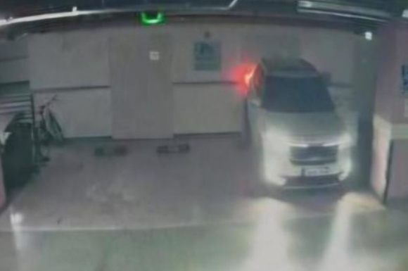 경기도 부천 한 주차장에서 20대 여성이 자신의 차량과 외벽 사이에 끼여 중상을 입었다. 사진은 사고 당시 상황. [사진=부천소방서]