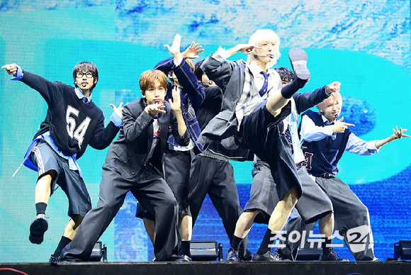 그룹 아이딧이 15일 오후 서울 광진구 광장동 예스24라이브홀에서 아이딧(IDID) 첫 번째 미니 앨범 '아이 디드 잇.(I did it.)' 발매 기념 데뷔 쇼케이스에 참석해 타이틀곡 '제멋대로 찬란하게' 무대를 선보이고 있다. [사진=정소희 기자]