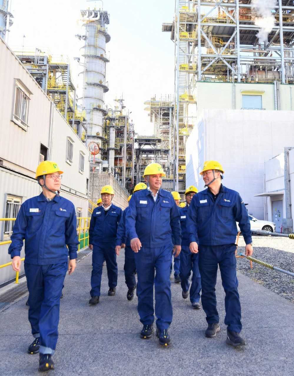 안와르 알 히즈아지 에쓰오일 최고경영자가 온산 공장을 방문하여 현장을 둘러보고 있다. [사진=에쓰오일]