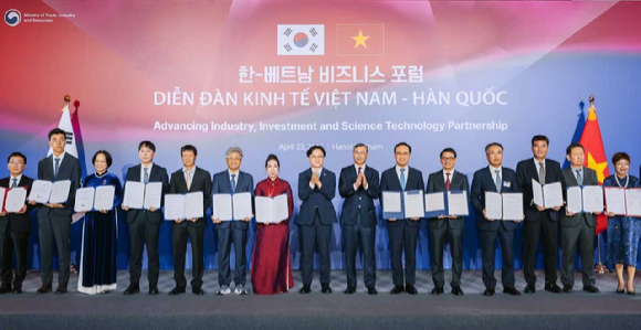 왼쪽 네번째부터 대한전선 송종민 부회장과 뉴테콘 CEO 응우옌 콴 투이 [사진=대한전선]