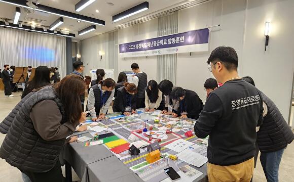 충북도와 충북응급의료지원센터가 19~20일 다수사상자 발생 대비 ‘재난응급의료 합동 도상훈련’을 실시했다. [사진=충북도]