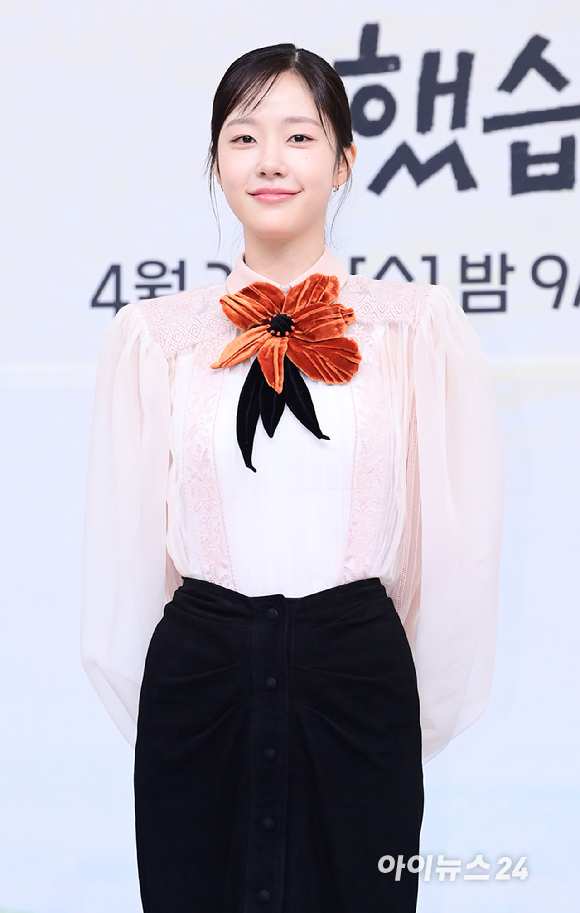 배우 임수정과 채원빈이 같은 옷을 입고 우아한 매력을 뽐냈다. 왼쪽 사진은 지난 3월 9일 열린 tvN 새 토일드라마 '대한민국에서 건물주 되는 법' 제작발표회에 참석한 임수정의 모습. 오른쪽은 15일 열린 SBS 새 수목드라마 '오늘도 매진했습니다' 제작발표회에 참석한 채원빈의 모습. [사진=정소희 기자]