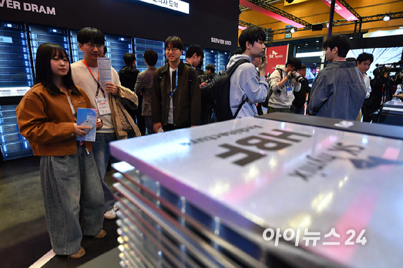 14일 서울 강남구 코엑스에서 열린 '제28회 반도체대전'(SEDEX 2026)에서 관람객들이 SK 하이닉스 부스를 관람하고 있다. [사진=곽영래 기자]