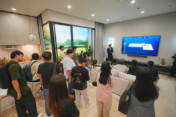 태국 방콕에 위치한 삼성전자 비즈니스 익스피리언스 스튜디오(BES)를 찾은 방문객들이 '스마트홈' 콘셉트의 전시 공간에서 스마트싱스로 연결돼 한층 쉽고 편리해진 개인 맞춤형 공간을 경험하고 있다. [사진=삼성전자]