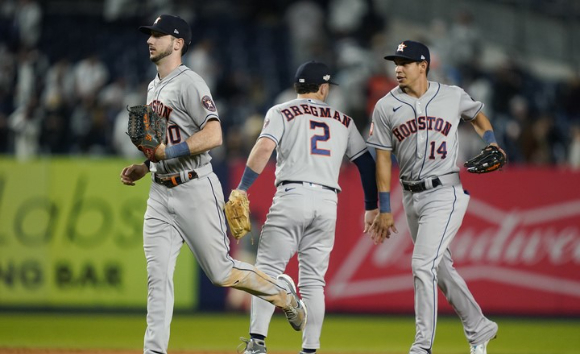 MLB 휴스턴 선수들이 23일(한국시간) 열린 뉴욕 양키스와 ALCS 3차전에서 승리를 거둔 뒤 환호하고 있다. [사진=뉴시스]