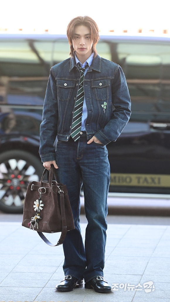 그룹 스트레이 키즈(Stray Kids) 현진이 20일 해외 일정 참석 차 인천국제공항을 통해 출국하고 있다. [사진=정소희 기자]