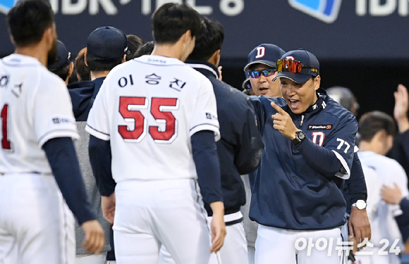 두산 이승엽 감독이 1일 오후 서울 잠실야구장에서 열린 '2023 신한은행 SOL KBO리그' 두산 베어스와 롯데 자이언츠의 개막전 경기에서 연장 승부 끝에 12-10으로 승리한 후 선수들과 기뻐하고 있다. [사진=아이뉴스24 포토 DB]