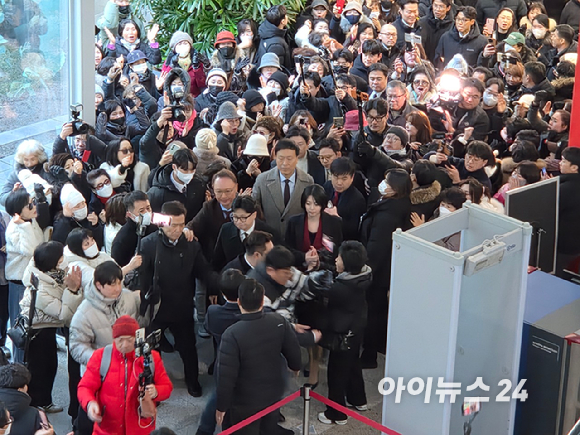 국민의힘 장동혁 대표(가운데)와 송언석 원내대표(왼쪽)를 비롯한 최고위원과 당 지도부들이 29일 국회에서 열린 최고위원회의에 입장하고 있다. [사진=연합뉴스]