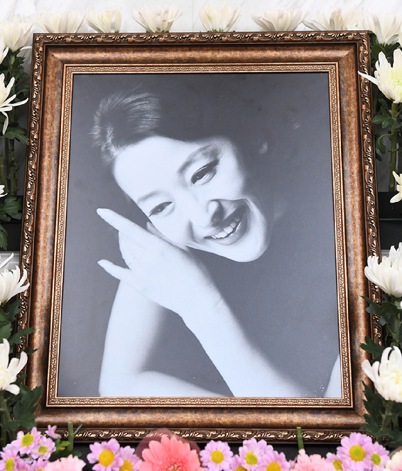 뇌종양으로 투병 중 별세한 배우 윤석화의 빈소가 19일 서울 신촌세브란스병원 장례식장에 마련됐다. [사진=사진공동취재단]