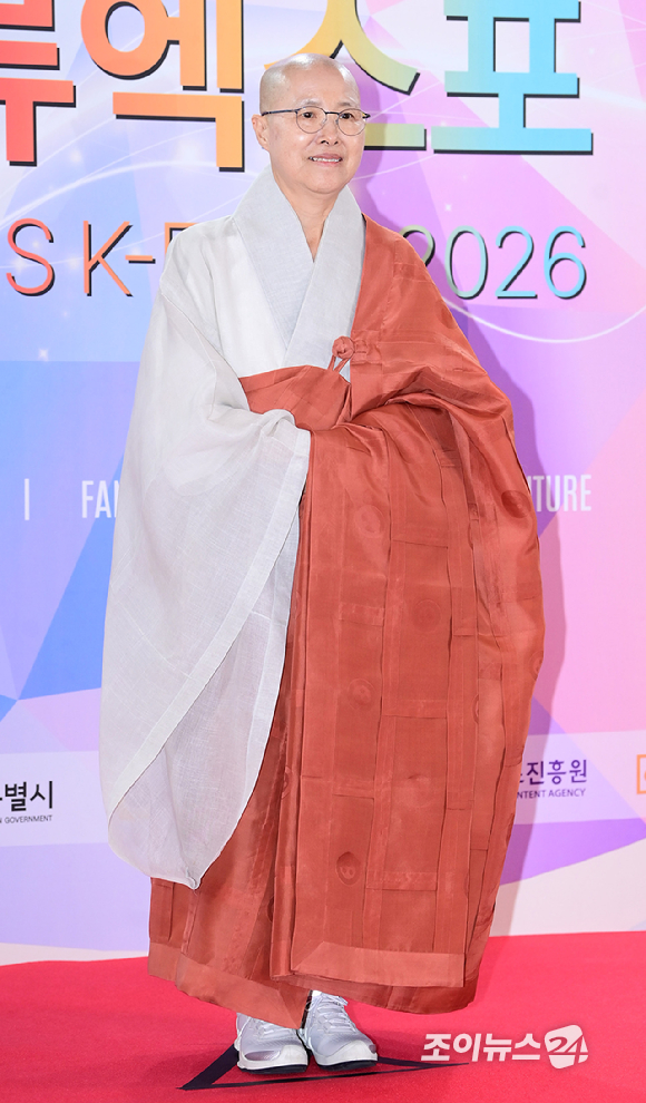 선재스님이 28일 오후 서울 중구 소공동 롯데호텔에서 열린 '제8회 뉴 시스 한류엑스포' 시상식 포토월 행사에 참석하고 있다. [사진=정소희 기자]