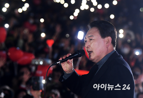 공식선거운동 마지막날인 8일 윤석열 국민의힘 대선 후보가 서울시청광장에서 마지막 유세를 하며 지지를 호소하고 있다. [사진=국회사진취재단]