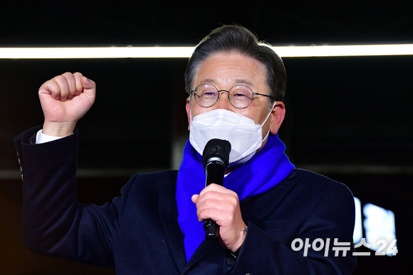 이재명 더불어민주당 대선후보가 제20대 대통령 선거 공식 선거운동이 시작된 15일 서울 강남고속버스터미널 광장에서 지지를 호소하고 있다. [사진=국회사진취재단]