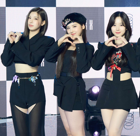 그룹 엔믹스 배이-지우-해원이 1일 오후 온라인으로 진행된 NMIXX(엔믹스) 데뷔 싱글 'AD MARE' 발매기념 기자간담회에 참석해 포즈를 취하고 있다. [사진=JYP엔터테인먼트]