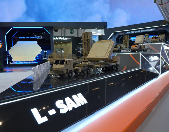한화시스템이 지난 2월 UAE 아부다비에서 열린 IDEX 2025에 전시한 장거리 지대공 유도무기체계 L-SAM 다기능레이다(MFR)의 모습. [사진=한화시스템]