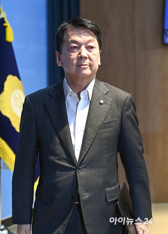 안철수 국민의힘 의원이 7일 국회 소통관에서 현안 관련 기자회견을 마친 뒤 회견장을 나서고 있다. [사진=곽영래 기자]