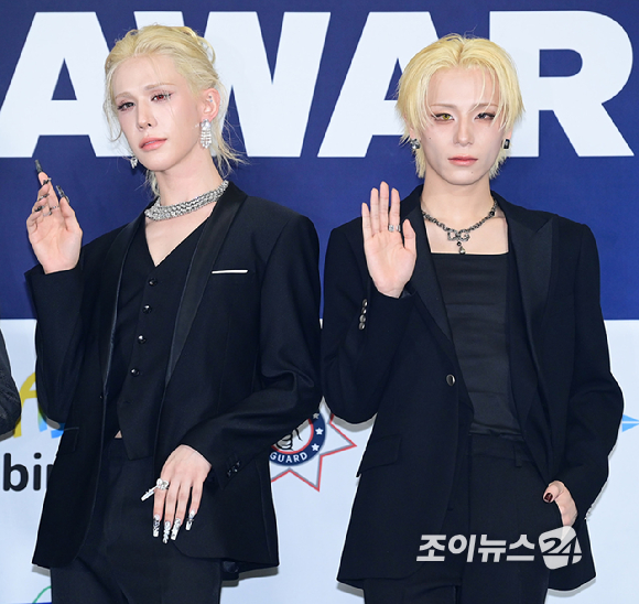 젠더리스 그룹 엑스러브(XLOV)가 27일 경기 고양시 킨텍스에서 열린 2026 케이 월드 드림 어워즈(K WORLD DREAM AWARDS)' 블루카펫에 참석하고 있다.