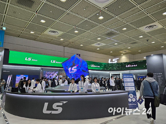 구자균 LS일렉트릭 회장이 5일 서울 코엑스에서 진행된 '인터배터리 2025'에서 인터뷰를 진행하고 있다. [사진=최란 기자]