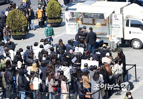 '천만 감독' 장항준 감독이 12일 오후 서울 중구 프레스센터 앞 광장에서 영화 '왕과 사는 남자' 흥행 감사 커피차 이벤트를 진행하고 있다. [사진=정소희 기자]