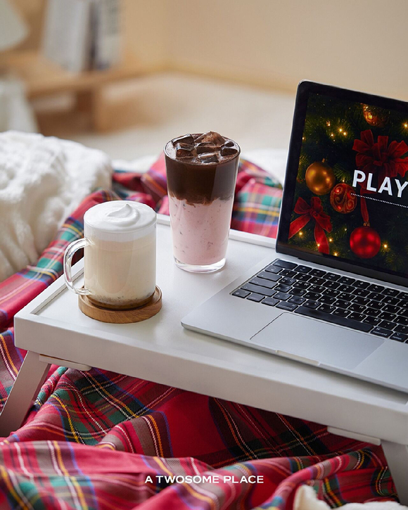 투썸플레이스는 올해 겨울 홀리데이 시즌을 맞아 '디어리스트 윈터' 테마로 선보인 한정 음료 라인업 4종이 지난달 1일 출시 이후 현재까지 누적 판매 110만잔을 돌파했다. [사진=투썸플레이스]