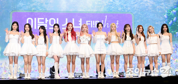 그룹 이달의 소녀가 20일 오후 서울 강남구 삼성동 코엑스 오디토리움에서 열린 서머 스페셜 미니 앨범 '플립 댓(Flip That)' 발매 기념 쇼케이스에 참석해 공연을 하고 있다. [사진=김성진 기자]