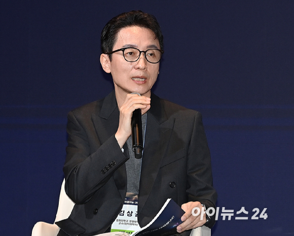 종합경제미디어 아이뉴스24가 23일 서울 영등포구 여의도동 FKI타워컨퍼런스센터에서 '아이포럼2025-지금은 인공지능 대전환(AX):AI 3대 강국 어떻게 만들 것인가' 컨퍼런스를 개최했다. (왼쪽부터) 김상균 경희대학교 경영대학원 교수, 이현우 SK텔레콤 AI DC추진본부장, 이진식 LG AI연구원 EXAONE 랩장, 조명현 세미파이브 대표이사가 좌담회를 진행하고 있다. [사진=곽영래 기자]