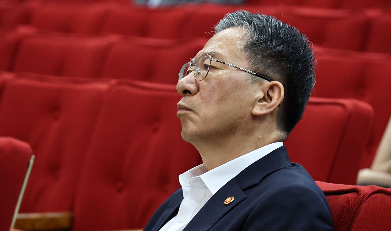 정성호 법무부 장관이 지난 6월 9일 경기도 정부과천청사 법무부 대강당에서 열린 '탁월한 피해자' 북토크에서 저자의 강연을 경청하고 있다. 2026.7 [사진=연합뉴스]