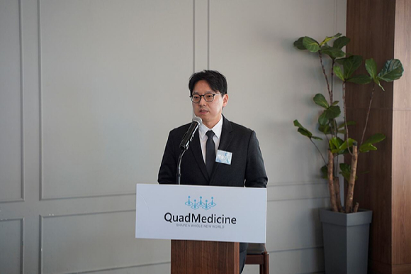 백승기 쿼드메디슨 대표이사가 1일 서울 여의도에서 열린 기자간담회에서 인사말을 하고 있다.
