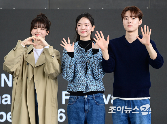배우 전소영-심수빈-김동휘가 10일 부산 해운대구 영화의전당에서 열린 제31회 부산국제영화제 'BIFF의 발견, 빛나는 신예' 오픈토크에 참석하고 있다. [사진=정소희 기자]