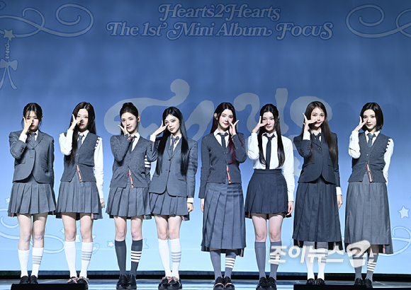 걸그룹 하츠투하츠가 20일 오후 서울 용산구 블루스퀘어에서 열린 첫 미니앨범 'FOCUS'(포커스) 발매 기념 미디어 쇼케이스에서 포토타임을 갖고 있다. [사진=곽영래 기자]
