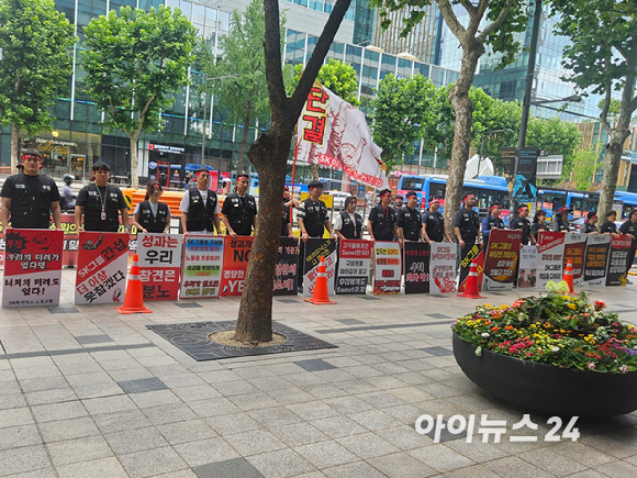SK하이닉스 3개 노동조합(이천청주사무직지회)이 4일 오전 서린빌딩 앞에서 묵언 시위를 진행하고 있다. [사진=설재윤 기자]