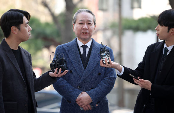 주수호 대한의사협회 비상대책위원회 언론홍보위원장이 14일 오전 서울 마포구 서울경찰청 광역수사단에서 포렌식 조사 참관을 하기 위해 출석하며 입장을 말하고 있다. [사진=뉴시스]