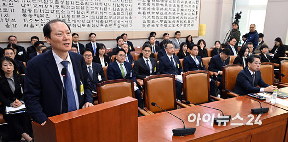 이완규 전 법제처장이 27일 국회 법제사법위원회에서 열린 대검찰청에 대한 국정감사에서 증인 선서 거부 이유를 밝히고 있다. [사진=곽영래 기자]