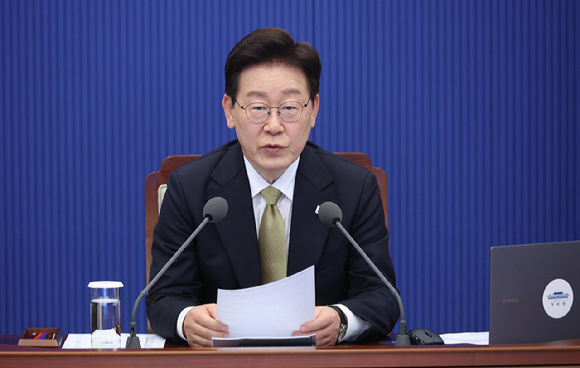 이른바 보복대행을 저지른 20대 남성이 18일 오후 구속 전 피의자 심문(영장실질심사)을 받기 위해 인천지법에 출석하고 있다. [사진=연합뉴스]