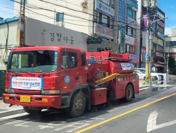 부산광역시 기장군 주요 도로에서 폭염 피해를 예방하기 위한 살수작업이 진행되고 있다. [사진=부산광역시 기장군]