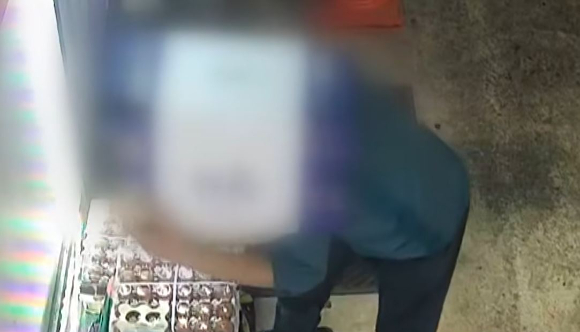 술병 박스로 자신의 얼굴을 가려가면서까지 가게 앞 식재료를 훔친 남성의 모습이 공개됐다. 사진은 B씨가 경기도 안산 한 김밥가게 밖 계란을 훔치는 모습. [사진=JTBC '사건반장' 캡처]