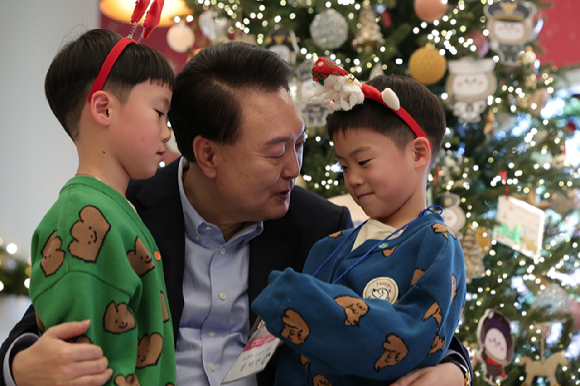 윤석열 대통령이 22일 서울 용산 대통령실 청사에서 열린 '히어로즈 패밀리와 함께하는 꿈과 희망의 크리스마스' 행사에서 초청한 순직 군인·경찰·소방관 자녀들의 꿈을 들으며 격려하고 있다. 2023.12.22. [사진=대통령실]