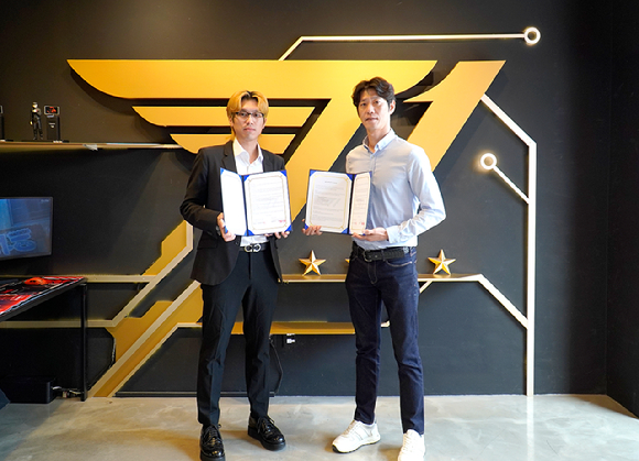 최원준 T1A 헤드(왼쪽)와 최우혁 네오위즈 브랜드 디렉터가 서울 강남구 T1 샵에서 업무협약을 체결하고 기념 촬영을 하고 있다. [사진=네오위즈]