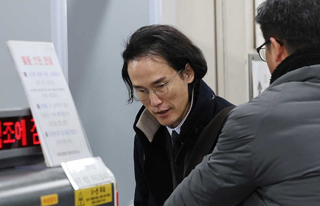 계열사 부당지원 및 횡령&middot;배임 의혹을 받는 조현범 한국앤컴퍼니그룹 회장이 지난 2024년 1월 11일 오전 서울 서초구 중앙지법에서 열린 속행공판에 출석하고 있다. 2024.1.11 [사진=연합뉴스]