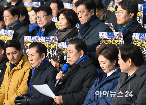 김병기 더불어민주당 원내대표가 3일 서울 여의도 국회 본관 앞 계단에서 열린 12.3 내란 저지 1년 현장 최고위원회의에서 발언을 하고 있다. [사진=곽영래 기자]