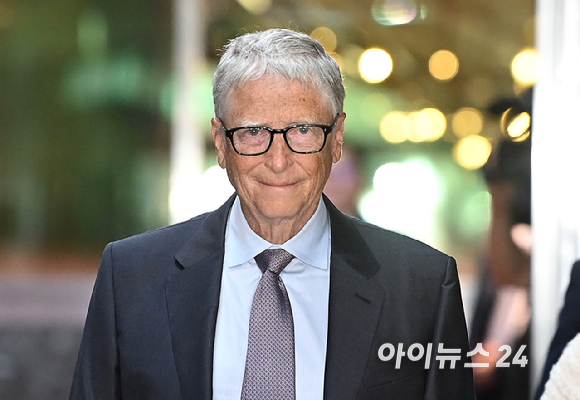 빌 게이츠 게이츠재단 이사장이 14일 조정식 국회의장을 면담하기 위해 국회의장실로 이동하고 있다. [사진=곽영래 기자]
