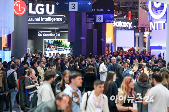 2일(현지시간) 스페인 바르셀로나 피라 그란 비아 전시장에서 열린 '모바일 월드 콩그레스(MWC)2026'에서 LG유플러스 부스를 찾은 관람객들로 붐비고 있다. 2026.03.02. [사진=바르셀로나=사진공동취재단]