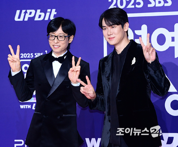 '틈만나면' 유재석과 유연석이 30일 오후 서울 마포구 상암동 SBS 프리즘타워에서 열린&nbsp;2025 SBS 연예대상&nbsp;레드카펫 행사에 참석하고 있다. [사진=정소희 기자]