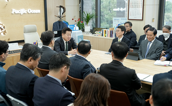 26일 아침 오영훈 제주도지사와 주요 간부들이 도정현안을 공유하는 티타임을 가지고 있다. [사진=제주특별자치도]