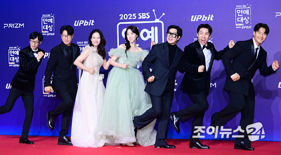 '런닝맨' 유재석-지석진-송지효-지예은-하하-양세찬-김종국이 30일 오후 서울 마포구 상암동 SBS 프리즘타워에서 열린&nbsp;2025 SBS 연예대상&nbsp;레드카펫 행사에 참석하고 있다. [사진=정소희 기자]